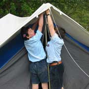 Les Bruns montent leur tente
