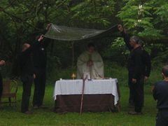 Messe sous la pluie